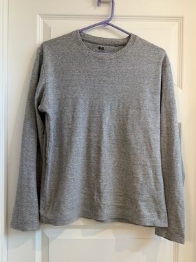 UNIQLO Gray Long-Sleeve Crewneck Shirt